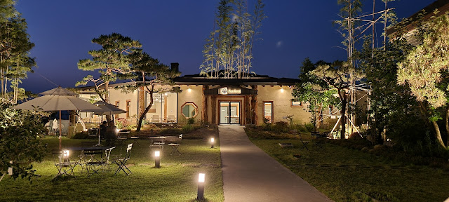 কফি শপে রাতের আলোক-সজ্জা