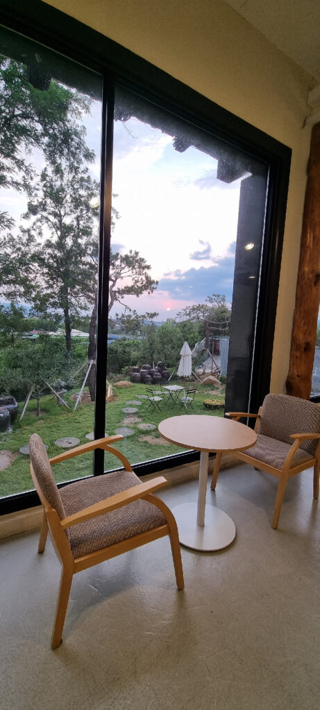 কফি শপের ভেতর থেকে সূর্যাস্ত