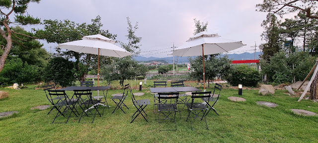 শেষ বিকেলে কফি শপের বহিরাঙ্গন